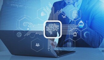 Una persona con traje utiliza una computadora portátil con íconos digitales y una superposición gráfica de microchip, que representa conceptos de tecnología, inteligencia artificial y aprendizaje automático.