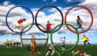 Siete atletas, patrocinados por una reconocida marca, practicaron diversos deportes como voleibol, tenis de mesa, baloncesto y golf, con los aros olímpicos y un cielo nublado como telón de fondo.