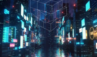 Un paisaje urbano futurista de noche presenta edificios imponentes adornados con letreros de neón brillantes y coloridos, incluida publicidad vibrante. El suelo húmedo refleja las luces deslumbrantes y formas geométricas flotan sobre la calle.