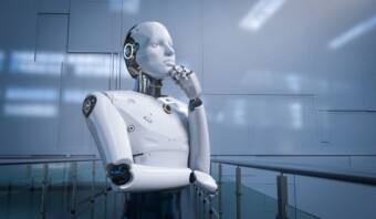 Un robot humanoide con un elegante diseño blanco se encuentra pensativo con una mano en su barbilla en un entorno moderno y futurista, encarnando la esencia de la inteligencia artificial.