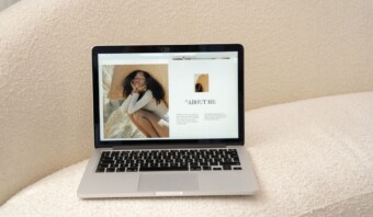 La computadora portátil abierta muestra un sitio web que presenta una sección "Acerca de mí", resaltando la marca personal del usuario con narrativas atractivas y visuales cautivantes.