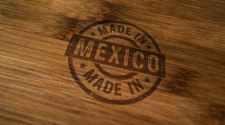 Una superficie de madera con un sello circular âHecho en MÃ©xicoâ en letras oscuras, que revela el encanto de la artesanÃ­a e insinÃºa la historia detrÃ¡s de su creaciÃ³n, lo que lo hace perfecto para el marketing conversacional.