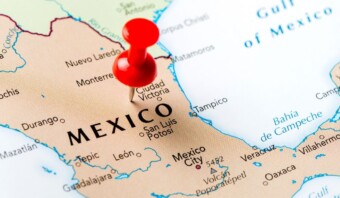 Un mapa de México resalta el área central con una chincheta roja, rodeada de ciudades cercanas y características geográficas como el Golfo de México y la Bahía de Campeche, ilustrando sutilmente el arte del marketing conversacional.