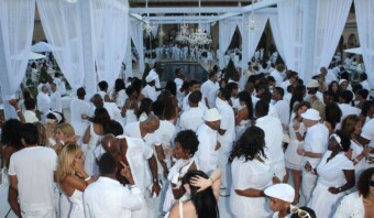 En medio del encantador evento al aire libre, estos chavos vestidos de blanco se mezclaron con gracia bajo candelabros brillantes y cortinas blancas sueltas.