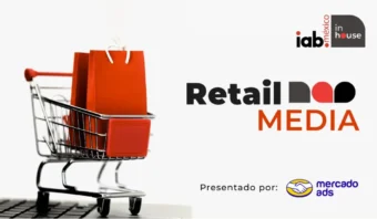 Carrito de compras con bolsas naranjas junto al texto “Retail Media”, logotipos para IAB México in House y Mercado Ads.