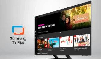 Una pantalla de TV Samsung muestra hermosamente una colecciÃ³n festiva de pelÃ­culas navideÃ±as a travÃ©s de Samsung TV Plus, con una variedad de miniaturas de pelÃ­culas con temas festivos.