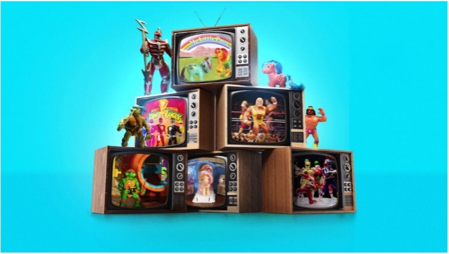 Pila de televisores antiguos que muestran figuras de acción y dibujos animados sobre un fondo azul.