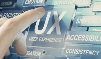 Un dedo toca una pantalla virtual que muestra "Experiencia de usuario UX" entre palabras como emoción, accesibilidad y consistencia.