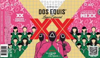 Etiqueta de cerveza ilustrada que muestra a un grupo de personas con trajes verdes que recuerdan a "El juego del calamar" junto a figuras enmascaradas de color rosa. Un gran "XX" rojo domina el centro, rodeado de varios logotipos y texto.