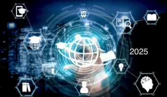 Una persona interactúa con una interfaz digital que presenta íconos de educación, conocimiento e innovación, con el año 2025 mostrado.