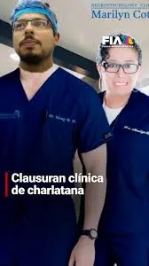 Dos personas con uniformes azules están de pie junto a un cartel en el que se puede leer: "charlatenería marketera" coon Marilyn Cote