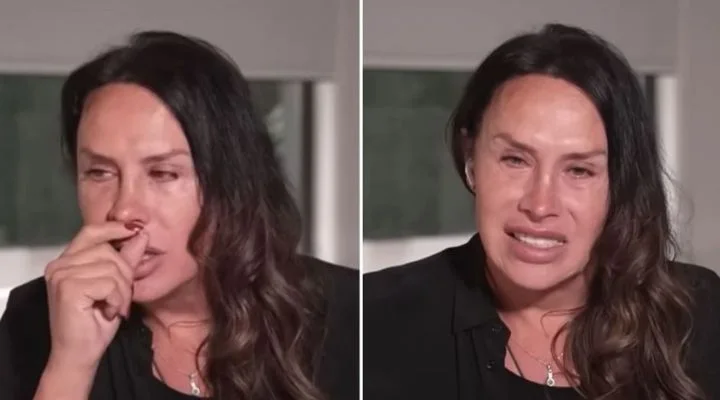 Dos imágenes, una al lado de la otra, de una mujer con el pelo largo. En la primera, se toca la nariz. En la segunda, aparece emocionada, con una leve sonrisa. Lleva una camiseta negra.