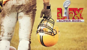 Un jugador de fútbol sostiene un casco amarillo en un campo fangoso junto a un logotipo del Super Bowl con una ilustración de un trofeo.