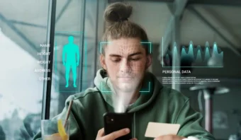 Una persona mira su teléfono con gráficos digitales que muestran datos personales, incluida la altura y otra información, superpuestos en la imagen.