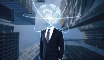 Una persona con traje se encuentra entre edificios altos con un cerebro digital y anillos en forma de órbita que reemplazan su cabeza, simbolizando la inteligencia artificial o la innovación.