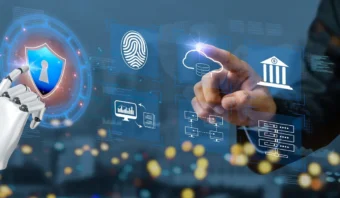 Una mano robótica y una mano humana interactúan con íconos de seguridad digital, incluidos un escudo, una huella digital, una nube y un banco, que representan la ciberseguridad y la integración tecnológica.