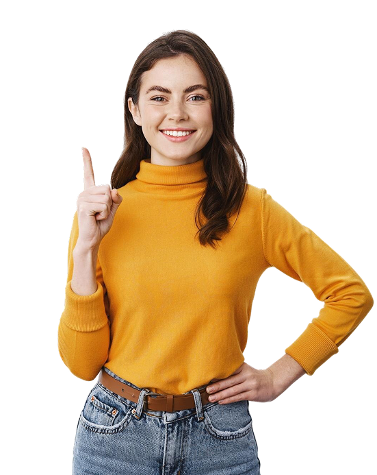 Una mujer joven con un jersey de cuello alto amarillo y vaqueros sonríe y levanta su dedo índice derecho, sugiriendo que tiene una idea o está planteando algo.