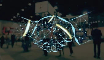 Una ilustración digital de un apretón de manos formada por líneas y nodos en red, superpuestos sobre un fondo borroso de personas en un evento o exposición.