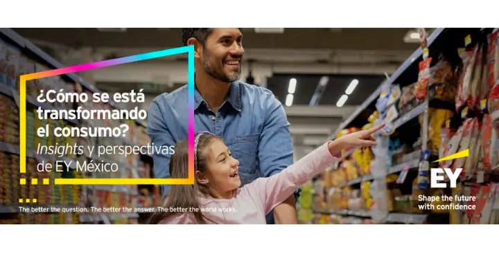 Un hombre y una niña compran en el pasillo de una tienda de comestibles, con la niña sonriendo y señalando los productos, destacando cómo la inflación puede influir en el comportamiento de compra. La marca y el texto de EY México están superpuestos en la imagen.