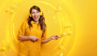 Una mujer con auriculares y una camiseta amarilla se encuentra sobre un fondo amarillo con notas musicales y efectos de luz circulares, sonriendo y señalando hacia un lado.