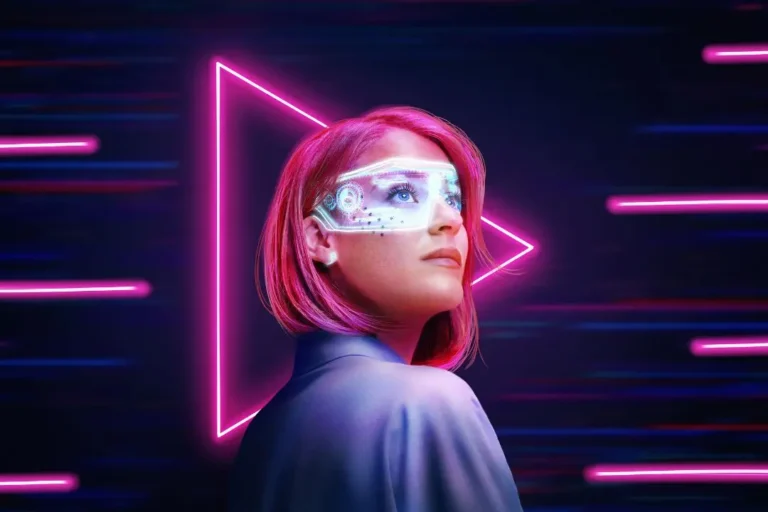 Una mujer con cabello corto de color rosa usa gafas futuristas brillantes, parada frente a un botón de reproducción de color rosa neón y líneas de neón, un símbolo llamativo de la transformación digital sobre un fondo oscuro.
