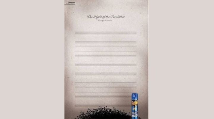 En la parte inferior hay una lata de repelente de insectos, que recuerda a los viejos anuncios, mientras que encima flota una partitura titulada "El vuelo del abejorro", con insectos muertos esparcidos debajo. Anuncios publicitarios 