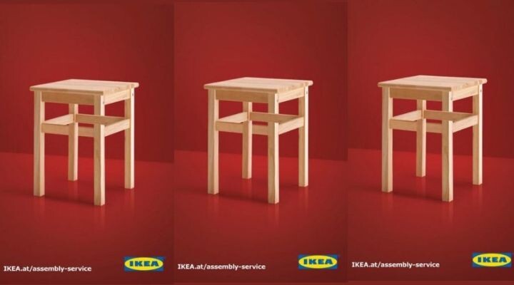 En los anuncios de IKEA, se muestran tres mesas auxiliares de madera sobre un fondo rojo intenso. Cada mesa aparece desmontada progresivamente, mostrando su sencillez y elegancia. Los logotipos icónicos de IKEA están sutilmente ubicados en la parte inferior. Anuncios publicitarios 