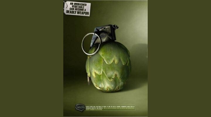 Una alcachofa con forma de granada se destaca sobre un fondo verde, haciéndose eco de los anuncios que resaltan los peligros ocultos de las verduras sin lavar. Anuncios publicitarios 