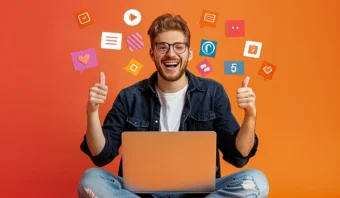 Un Community Manager sonriente se sienta con las piernas cruzadas con una computadora portátil y hace dos pulgares hacia arriba, mientras íconos coloridos de redes sociales flotan sobre un fondo naranja.