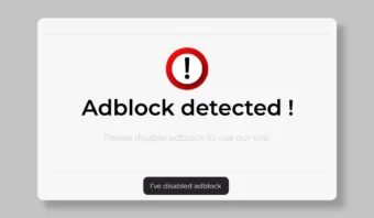 Un mensaje emergente en un sitio web con un signo de exclamación rojo dice "¡Adblock detectado! Desactive el Adblock para usar nuestro sitio". El botón dice "He desactivado el Adblock". Vea cómo los Adblocks, en comparación con Facebook, afectan su experiencia de navegación.