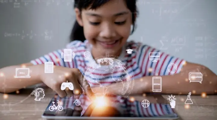 Una joven, una auténtica nativa digital, interactúa con una tableta, rodeada de íconos digitales que representan la educación, la tecnología y la recreación como los nativos digitales.