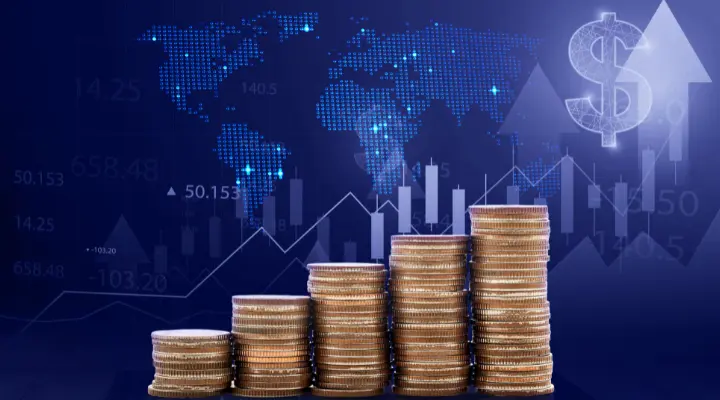 Pilas de monedas dispuestas en orden ascendente frente a un mapa mundial digital, gráficos financieros y un gran signo de dólar, que simbolizan el crecimiento económico o el éxito financiero en la economía.