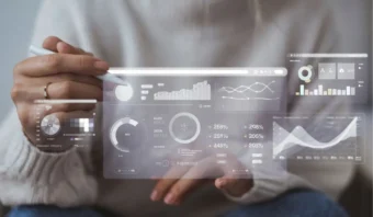 La persona interactúa con paneles virtuales futuristas, analizando la métrica a través de varios gráficos y tablas y estadísticas usando un lápiz óptico.