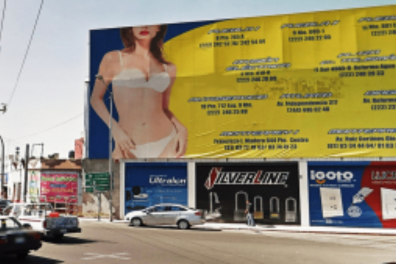 edecanes para anuncios y atraer clientes 