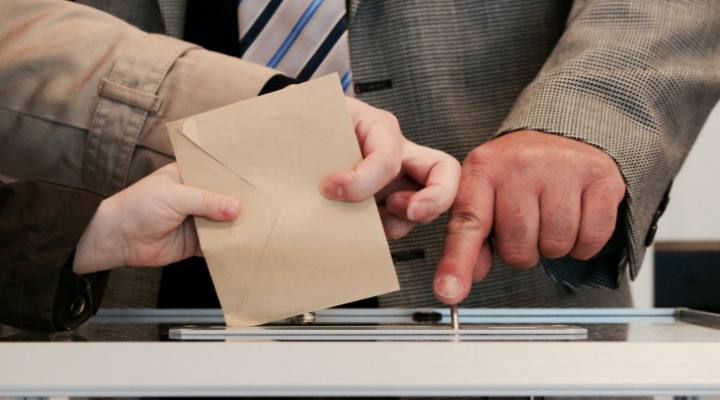 Conjunto de manos votando en el electorado