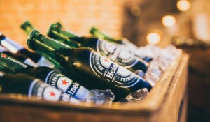 Brahma quita publicidad criticada como machista y Heineken aprovecha