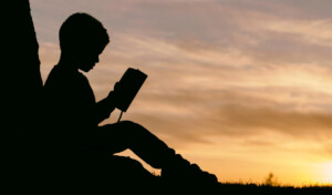 ¡Pónganse a leer y no estén molestando!