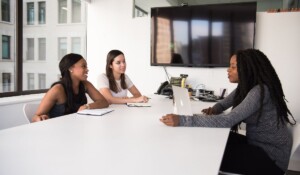 Identificar tendencias sobre la oferta laboral de puestos entry-level, ¿en qué estado se encuentra el empleo juvenil?