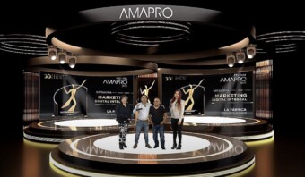Un grupo de delegados de AMAPRO parados frente a un escenario.