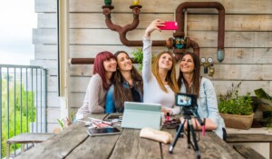 Consumidores tienen más confianza en influencers en el sector de la moda revela reporte