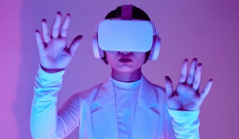 Una mujer que muestra el futuro de la innovación con un visor de realidad virtual.