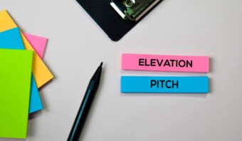 Un discurso de pitch elevación ganador con notas adhesivas de colores.