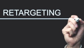 Una mano escribiendo la palabra retargeting en una pizarra.