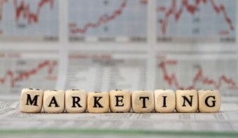 Presupuesto de marketing detallado sobre un fondo de gráficos de acciones.