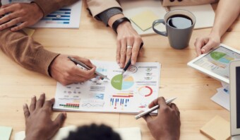 Un grupo de personas revisando gráficos.