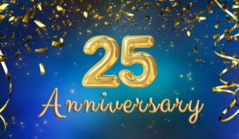 Celebración del 25 aniversario con globos dorados y confeti.