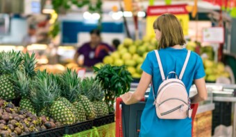 Una mujer con una mochila está comprando en una tienda de estudios etnográficos en Mercadotecnia.
