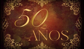 Un fondo dorado con las palabras 50 años, representando la comunicación.
