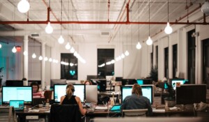 ¿Resistencia en el regreso a la oficina? 72% de los mexicanos prefiere un modelo híbrido para trabajar, según Indeed