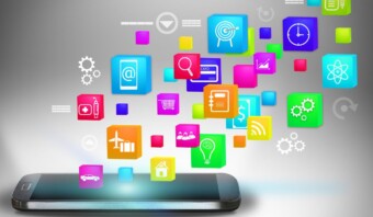 Un teléfono inteligente que muestra una variedad de íconos vibrantes de redes sociales.